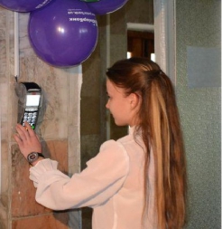 У двох дубенських школах відвідуваність контролюють… за банківськими картками!