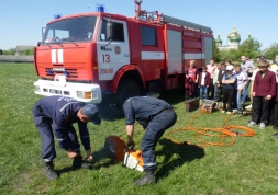 Дубенські школярі надягали костюми пожежників на швидкість