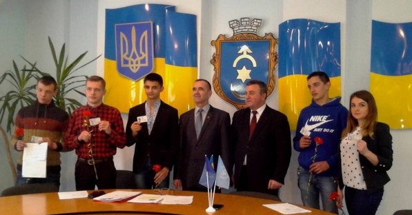 Перші 5 пластикових паспортів-карток видали дубенським підліткам