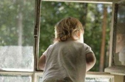 У Дубні з вікна багатоповерхівки випала дитина