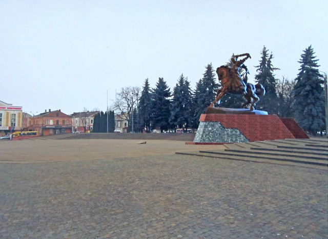 Іще один пам'ятник у Дубні! Розміром у 3-поверховий будинок!