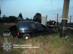 Водій легковика проігнорував потяга