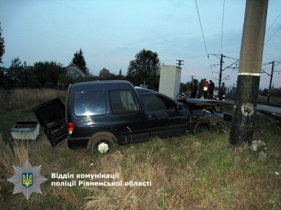 Водій легковика проігнорував потяга