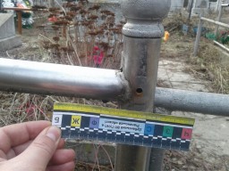 На кладовищі викрали металеві огородження