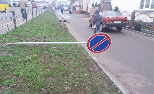 На Базарчику "звалили" дорожні знаки