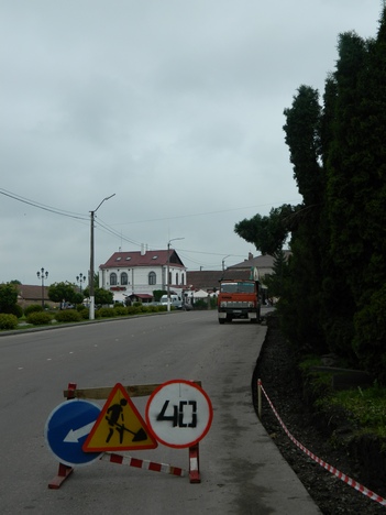 У центрі міста ремонтують тротуар