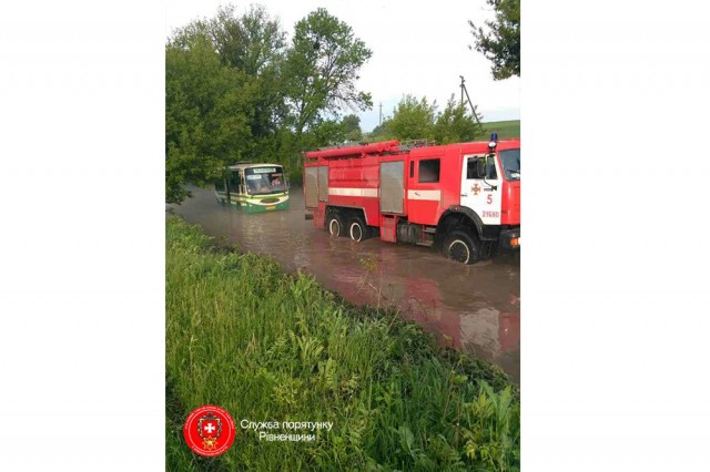 Вчора затопило автобус 