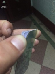 Патрульні зупинили автомобіль з підробленими документами