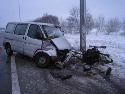 У Молодаві мікроавтобус заїхав у стовпа