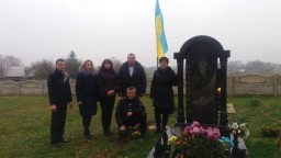 На могилах трьох атовців встановили прапори