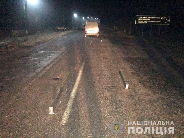 Житель Плоски наїхав на молоду жінку, яка раптово вибігла на дорогу у невстановленому місці