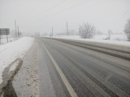 Поліцейські закликають водіїв та пішоходів бути в негоду обережними