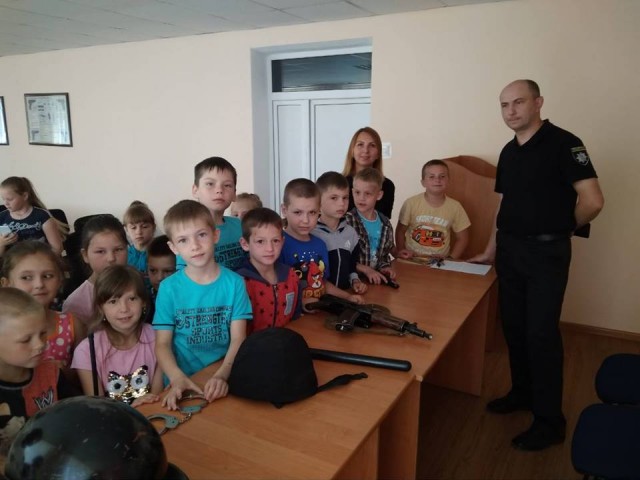 Школярі ходять у гості в поліцію