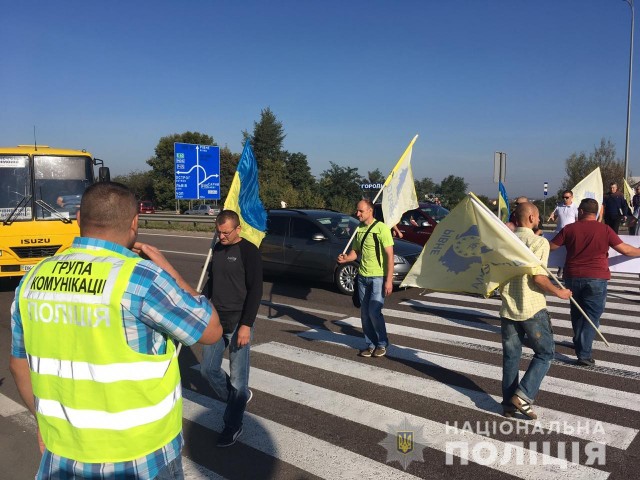 На Рівненщині активісти блокують рух на дорозі