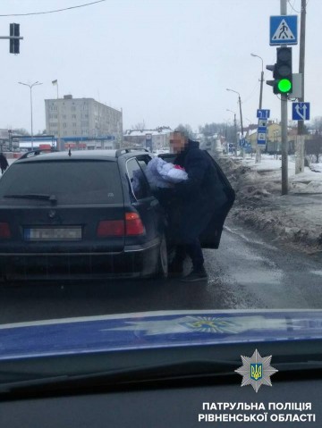 Новонароджену дитину додому супроводили патрульні