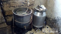 Поліція вилучила більше 100 літрів спиртовмісних напоїв та 5 самогонних апаратів