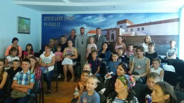 Потребуючим дітям подарували шкільне приладдя