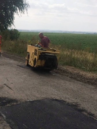Ремонтують дорогу з Рачина до траси Київ-Чоп